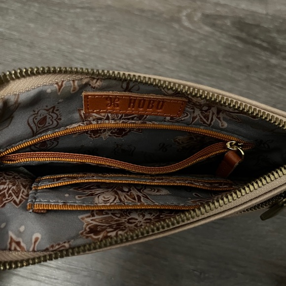 HOBO Roam Wristlet Leather - Picture 4 of 8